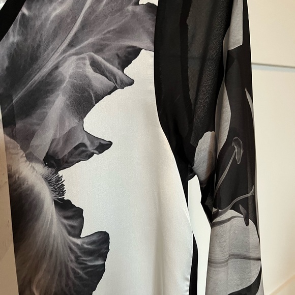 Black/grey print flowy top, dress it up or down! Cute for spring/summer - Picture 3 of 7